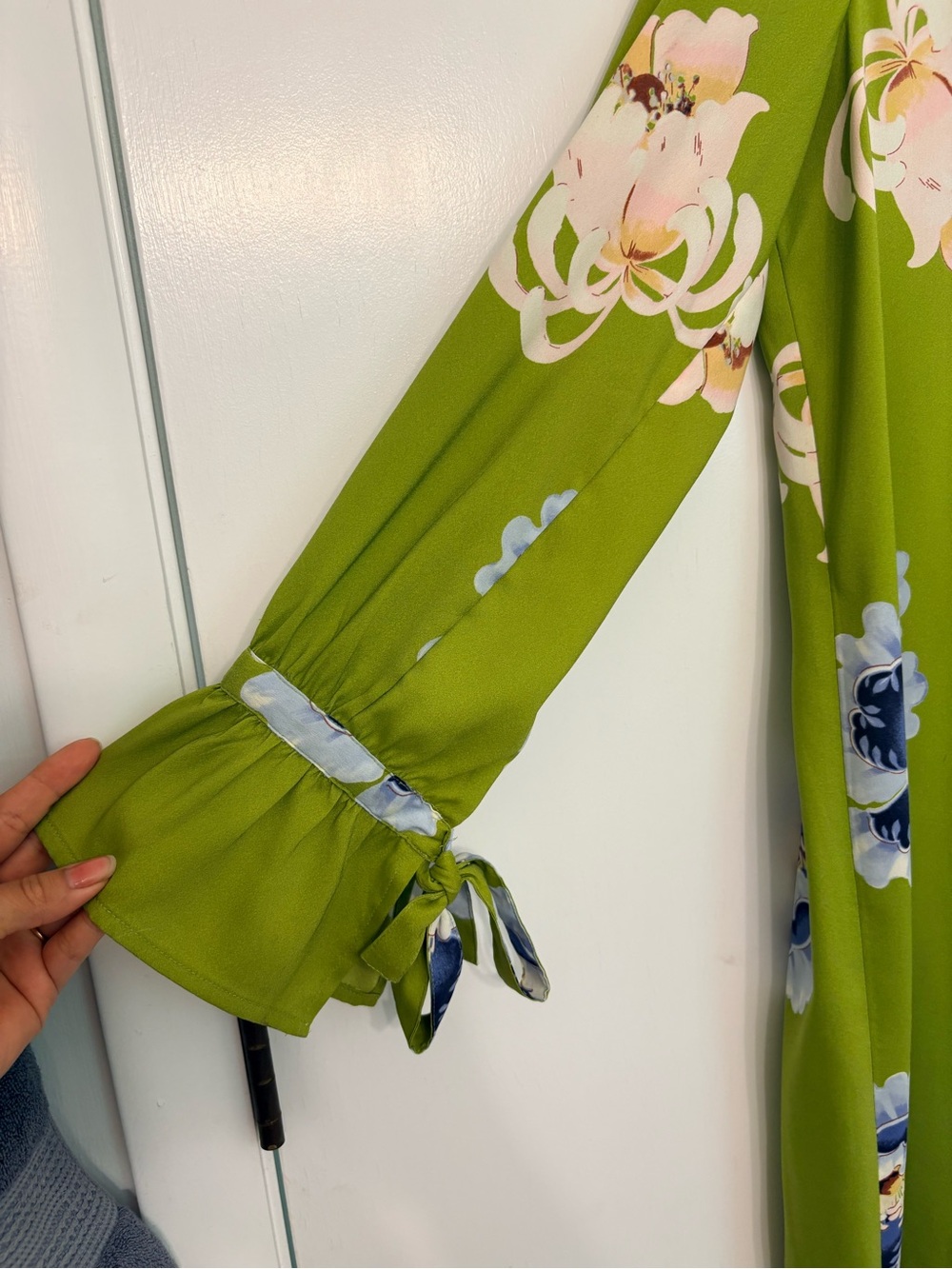 Loft Bright Pistachio Green Floral Print Shift Dress  Tie Cuffs Romantic SZ Med8 - Picture 3 of 8